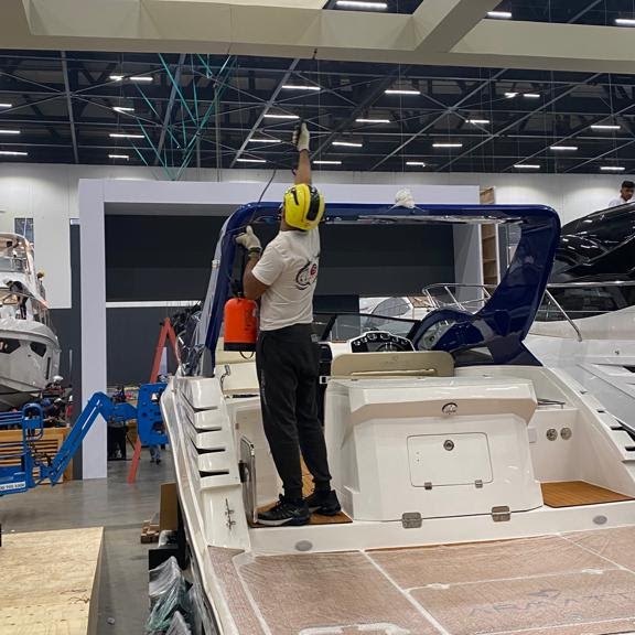 Profissional trabalhando em embarcação no Boat Show
